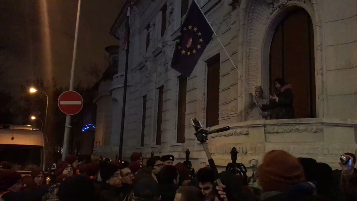 Protesters w EU flag on Fidesz HQ balcony, riot police pushing back   