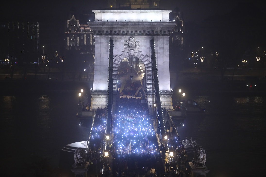 Budapest: A new demo was announced for January 5 at the all-opposition protest on Friday. Several speakers urged a general strike with the trade unions because that would really hurt the government. They announced 2019 to be the year of resistance.  Photos: Béli Balázs/Alfahír   