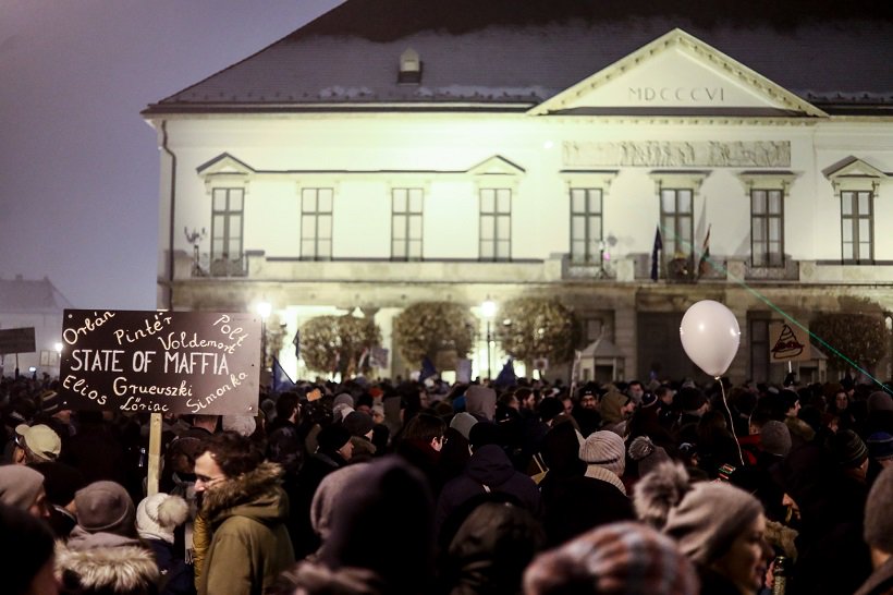 Budapest: A new demo was announced for January 5 at the all-opposition protest on Friday. Several speakers urged a general strike with the trade unions because that would really hurt the government. They announced 2019 to be the year of resistance.  Photos: Béli Balázs/Alfahír   