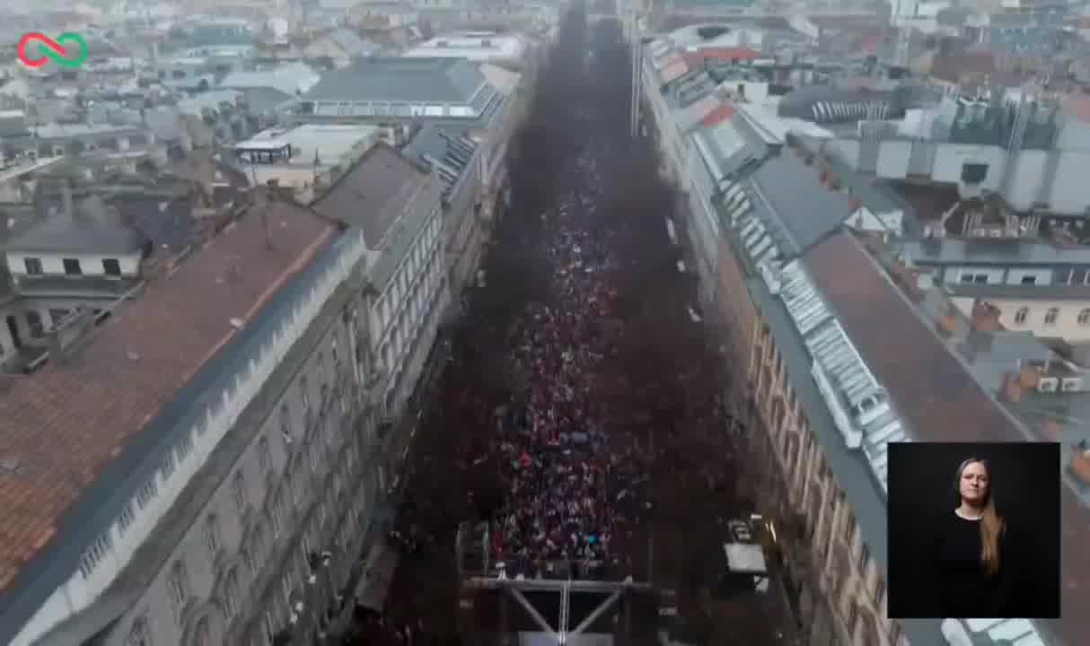 Una gran ovación siguió a las palabras del opositor húngaro Peter Magyar: La primavera ha llegado, la primavera de los húngaros, y juntos acabaremos con el invierno de Orbán.