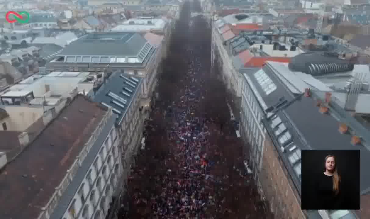 Una gran ovación siguió a las palabras del opositor húngaro Peter Magyar: La primavera ha llegado, la primavera de los húngaros, y juntos acabaremos con el invierno de Orbán.