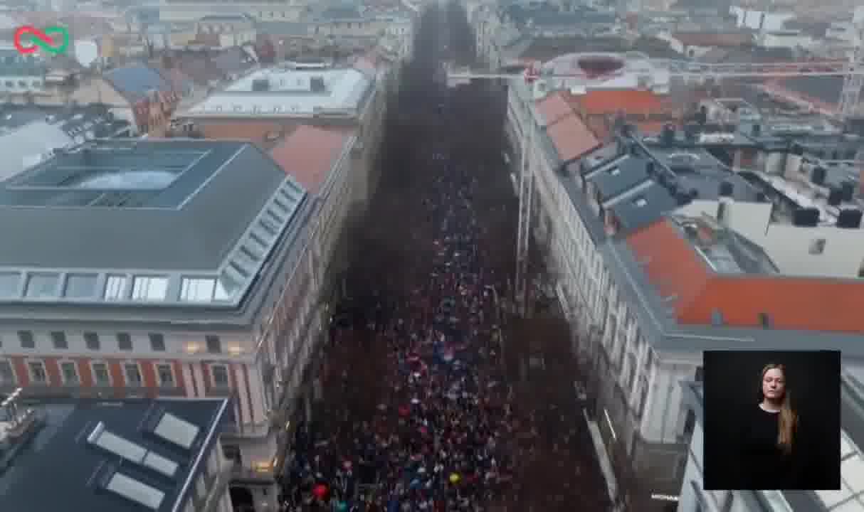 Großer Applaus folgte den Worten des ungarischen Oppositionspolitikers Peter Magyar: „Der Frühling ist da, der Frühling der Ungarn, und gemeinsam werden wir Orbans Winter beenden.